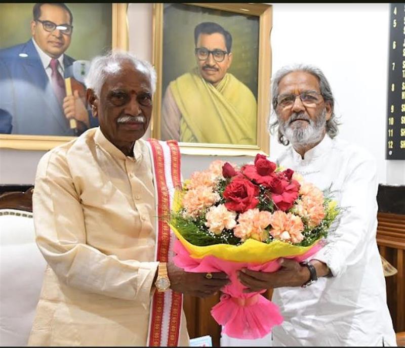 राज्यपाल बंडारू दत्तात्रेय से राजभवन में महर्षि वाल्मिकी संस्कृत विश्वविद्यालय, कैथल के कुलपति प्रो0 रमेश भारद्वाज ने शिष्टाचार मुलाकात की