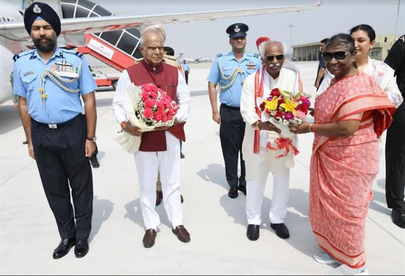 राष्ट्रपति माननीया द्रौपदी मुर्मु को चंडीगढ़ से दिल्ली रवाना होते समय हरियाणा के राज्यपाल बंडारू दत्तात्रेय ने फूलों का गुलदस्ता भेंट कर विदा किया 