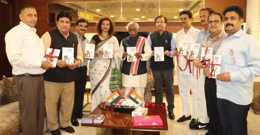 राज्यपाल बंडारू दत्तात्रेय ने किया ’जिन्दगी सौ बटा सौ’ पुस्तक का विमोचन