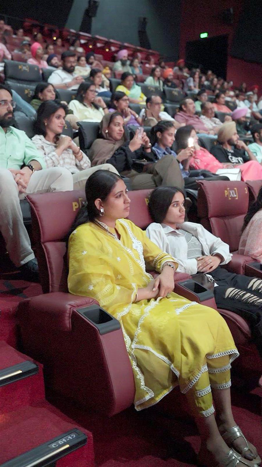 बीबी रजनी की फिल्म का टीज़र यूट्यूब से पहले सिनेमाघरों में रिलीज, फिल्म के कलाकारों ने सिनेमाघर में दर्शकों के साथ बैठकर देखा टीज़र