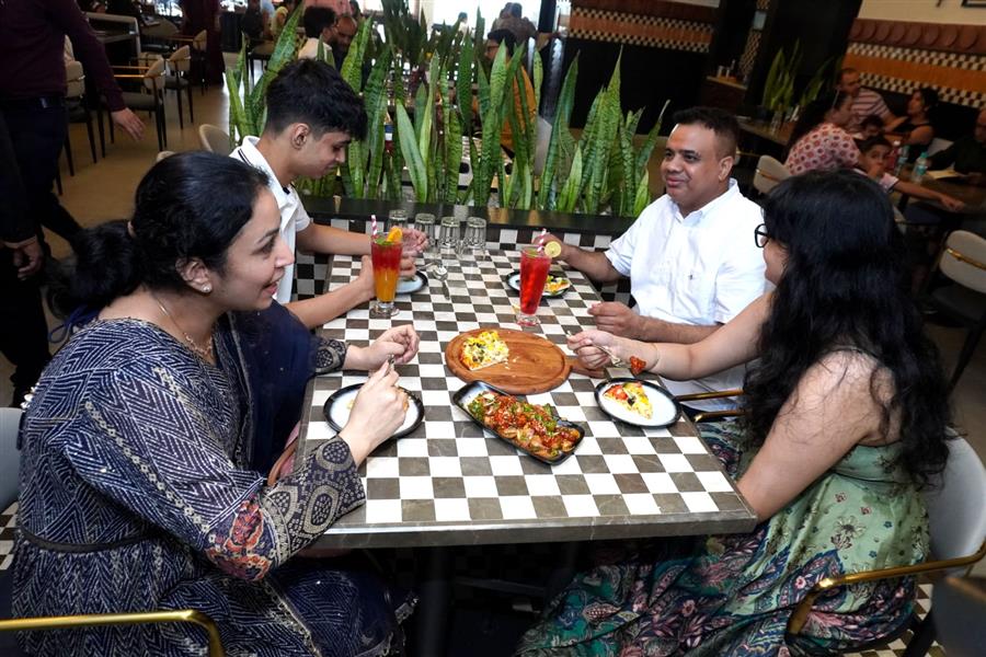 स्वादिष्ट शाकाहारी मेन्यू के साथ विशाल'स रेस्तरां और बैंक्वेट लांच