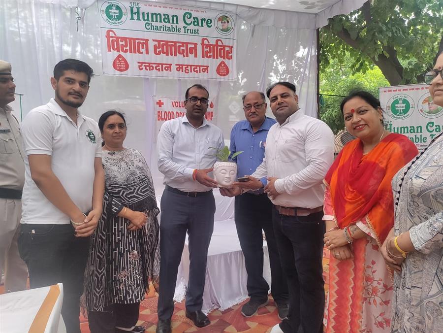 उपायुक्त ने रैडक्राॅस समिति व वोमेन केयर चेरीटेबल ट्रस्ट द्वारा आयोजित रक्तदान शिविर में रक्तदाताओं की बैज लगाकर की हौंसला अफजाई