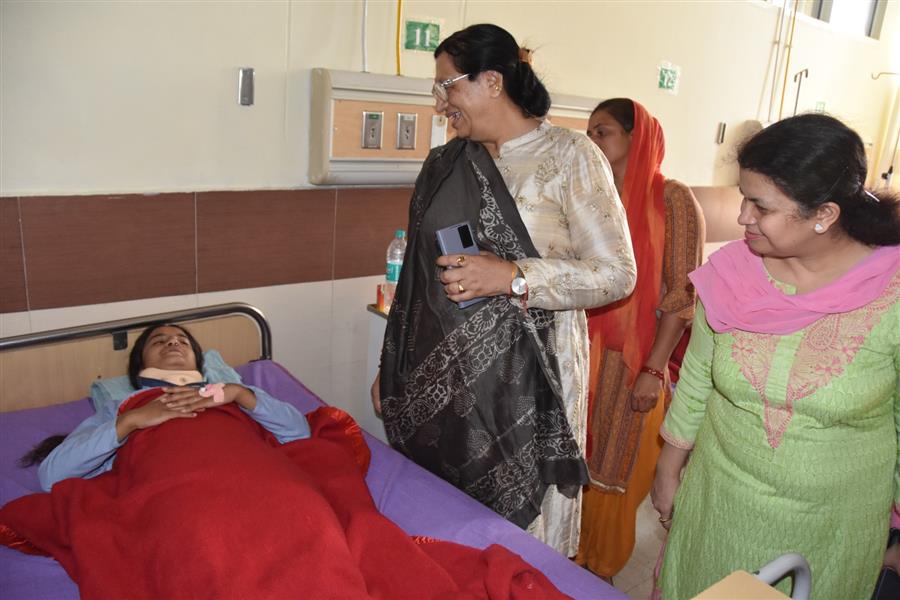 शिक्षा मंत्री  सीमा त्रिखा ने सैक्टर- 6 के नागरिक अस्पताल में दाखिल घायल स्कूली बच्चों से मुलाकात कर जाना हालचाल