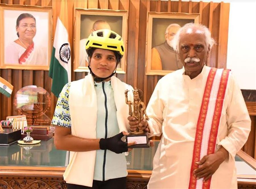 कन्याकुमारी से सियाचिन तक साइकिल यात्रा पर निकली बेटी का राज्यपाल ने बढ़ाया हौसला