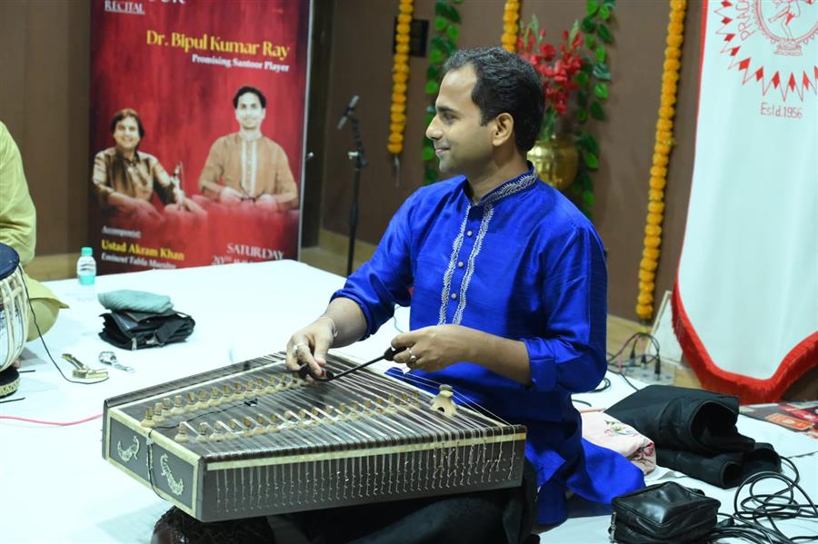 प्राचीन कला केंद्र में युवा संतूर वादक डॉ बिपुल कुमार रॉय ने प्रभावशाली संतूर वादन से खूब समां बांधा 