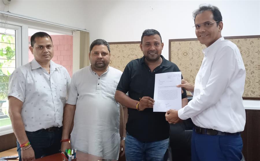 युवाओं ने बस सर्विस की मांग को लेकर परिवहन विभाग के निदेशक को सौंपा ज्ञापन