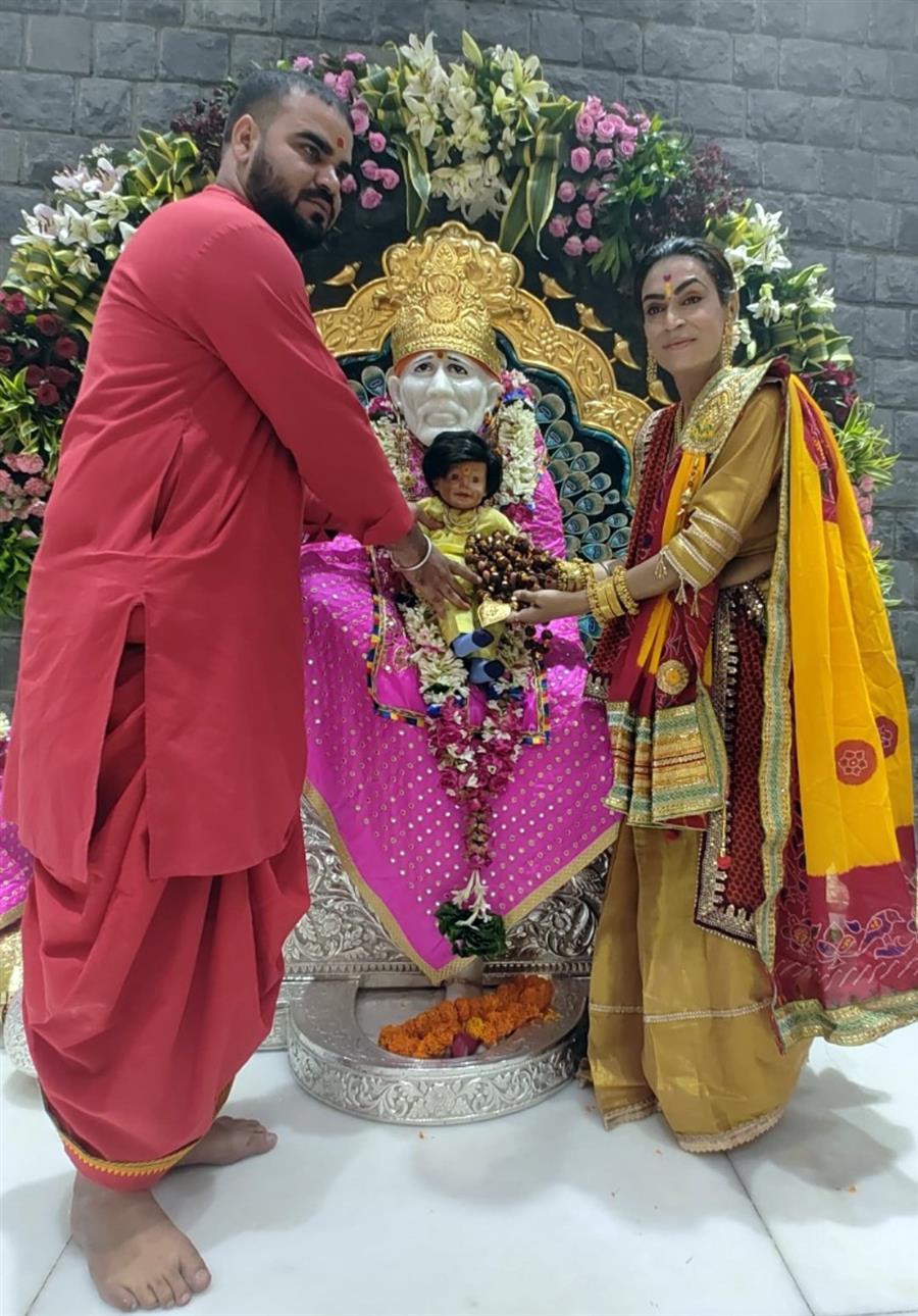 गुरु पूर्णिमा पर श्री साई धाम में साईं बाबा को स्वर्ण जड़ित रूद्राक्ष की माला किन्नर बंटी महंत ने भेंट की