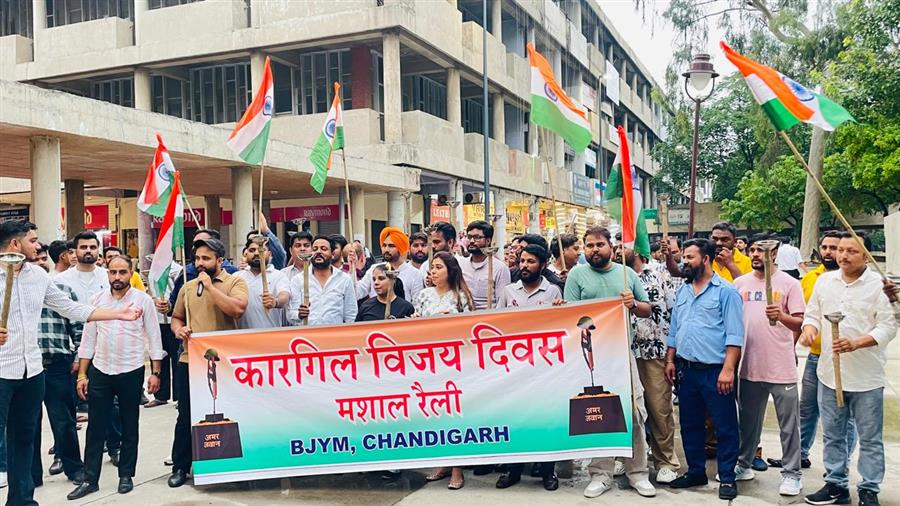 भारतीय जनता युवा मोर्चा चंडीगढ़ ने निकाली मशाल जलूस, सेक्टर 17 प्लाजा गूंजा 'जय-जय भारत'