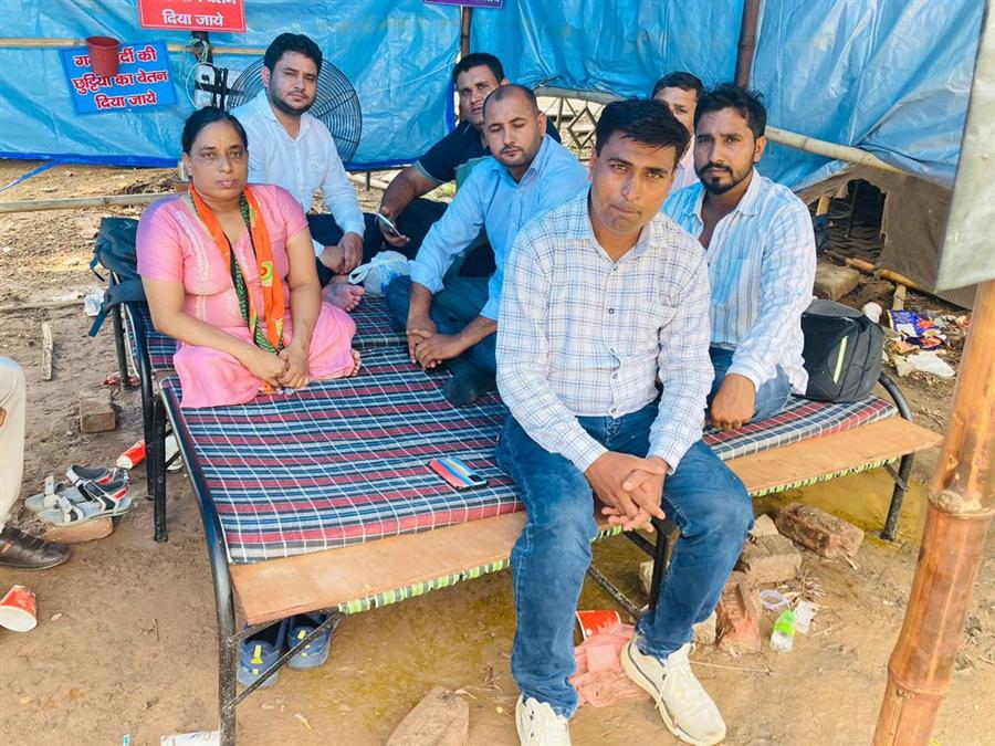 सरकार के शोषण से तंग आकर महिला दिव्यांग कंप्यूटर लैब सहायक पहुंची अनिश्चितकालीन धरना स्थल पंचकूला