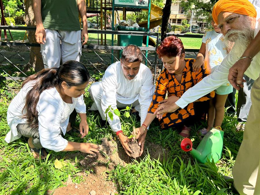 विश्व प्रकृति संरक्षण दिवस के अवसर पर फूलदार और फलदार पौधे लगाये