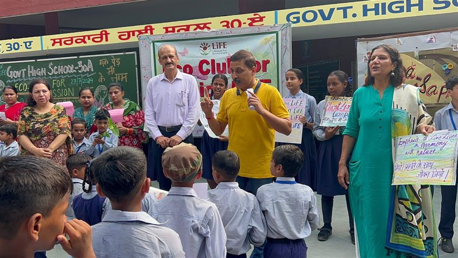एक पेड़ माँ के नाम अभियान के तहत जीएमएचएस सेक्टर-30ए में पौधरोपण