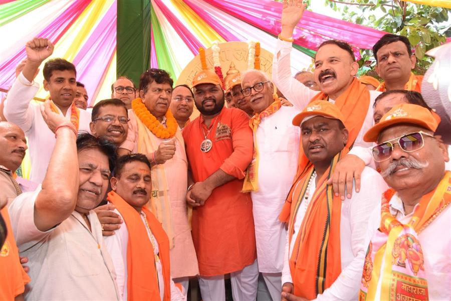 कन्हैया मित्तल के नेतृत्व में चंडीगढ़ से अग्रोहा के लिए बैंड़ बाजे और हजारों की संख्या में अग्रवालों के साथ धूम-धाम से निकली ऐतिहासिक पदयात्रा