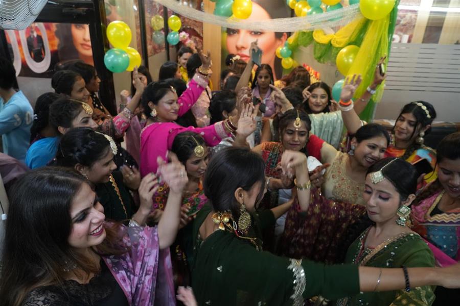 ज़ुरी ब्यूटी अकादमी में तीज उत्सव मनाया गया