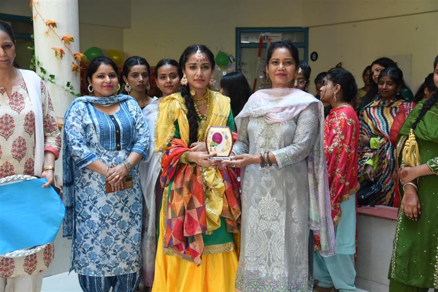 खालसा काॅलेज के विद्यार्थियों ने मनाई तीज, लगाई मेंहदी, सांस्कृतिक कार्यक्रम का हुआ आगाज़