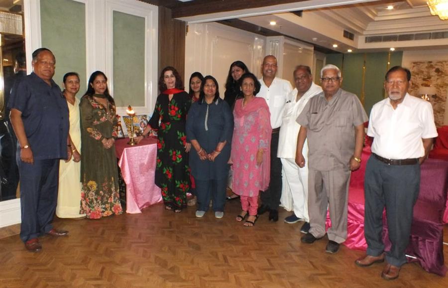 सदाबहार फिल्मी गानों से सजी महफिल, कलाकार हुए सम्मानित
