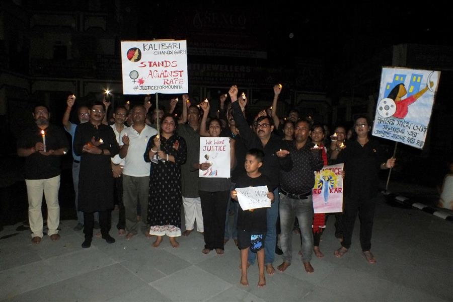 महिला डॉक्टर के साथ कथित बलात्कार एवं नृशंस हत्या के मामले को लेकर कालीबाड़ी चंडीगढ़ ने निकाला कैडल मार्च, दिवंगत आत्मा की शांति के लिए प्रार्थना की
