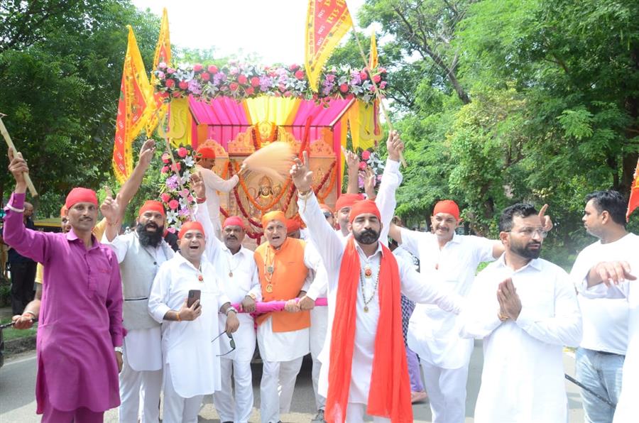 श्री बाला जी सेवा मंडल ने शहर में निकाली शोभायात्रा