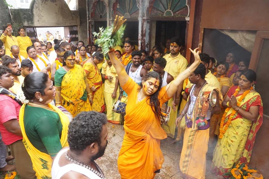 शक्ति कलश, अग्नि कलश यात्रा और जीभ में त्रिशूल घोंप दिखाई धार्मिक आस्था