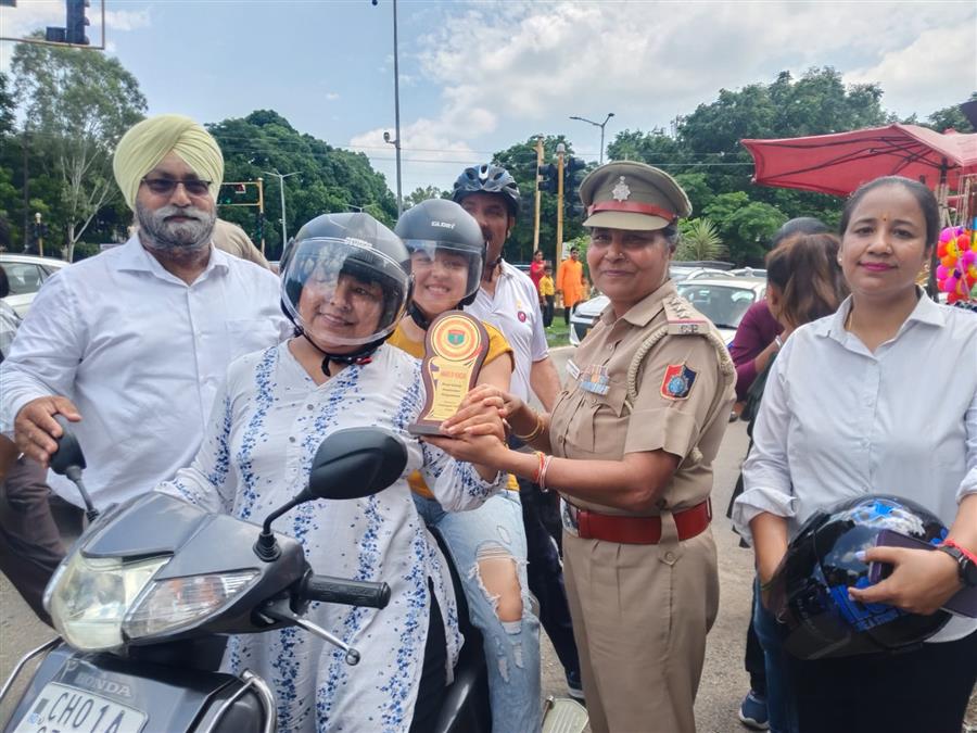 चंडीगढ़ ट्रैफिक पुलिस और ओंकार चैरिटेबल फाउंडेशन ने आमजन को सड़क सुरक्षा, यातायात नियमों के बारे में किया जागरूक