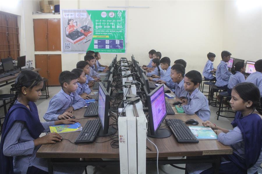 झौंपड़ पट्टी में रहने वाले सरकारी स्कूल के बच्चे हिंदी में सीख रहे कोडिंग