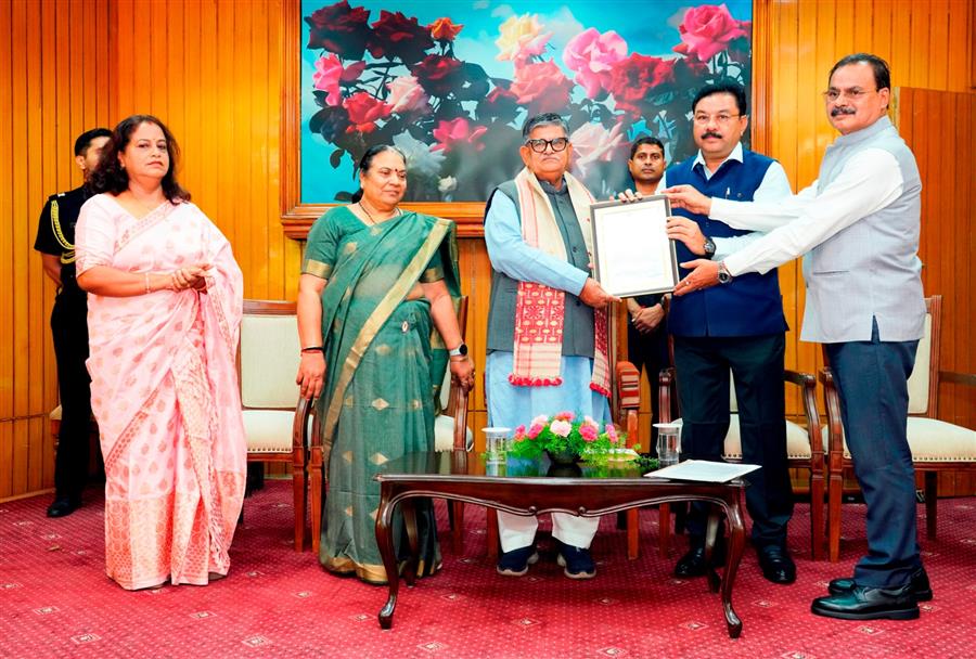असम सरकार ने पंजाब के राज्यपाल और चंडीगढ़ के प्रशासक गुलाब चंद कटारिया को किया सम्मानित