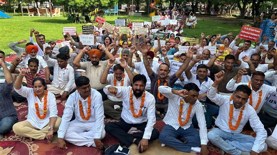 टीचर्स डे पर नौकरी की सुरक्षा की मांग को लेकर सैकड़ों कांट्रैक्ट व गेस्ट टीर्चस के साथ अन्य कांट्रैक्ट कर्मचारियों ने की भूख हड़ताल व रोष प्रदर्शन