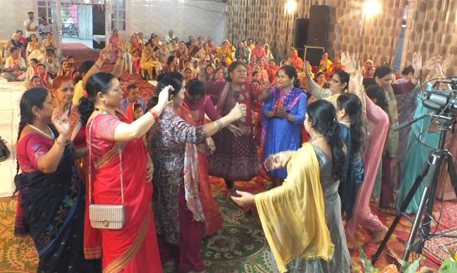 भगवान के सुंदर भजनों को सुनकर श्रद्धालु हुए मंत्र मुग्ध