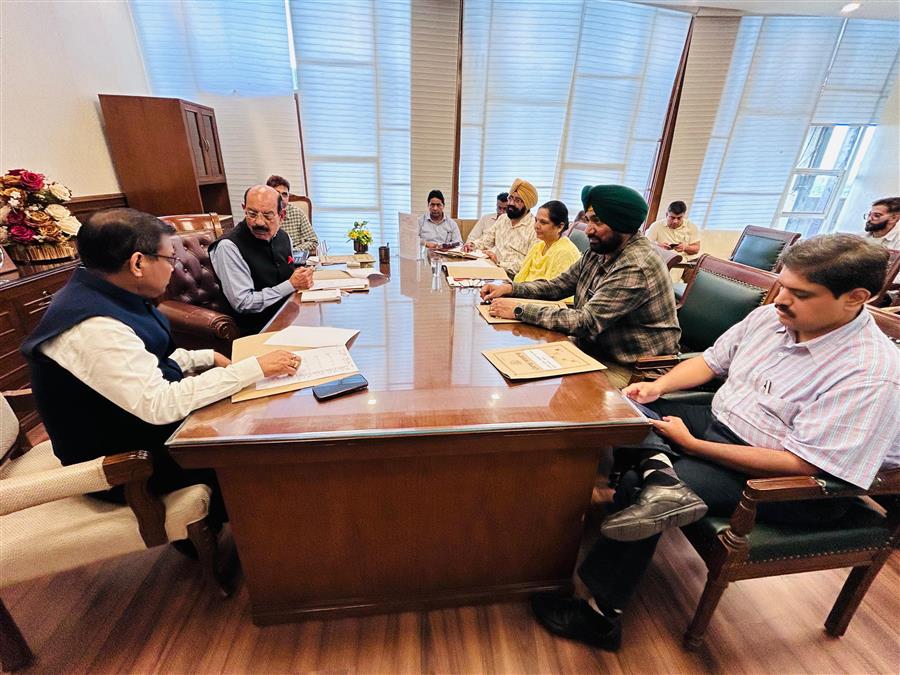 कैबिनेट मंत्री महिंदर भगत द्वारा बागवानी विभाग के अधिकारियों के साथ विभिन्न योजनाओं संबंधी समीक्षा बैठक