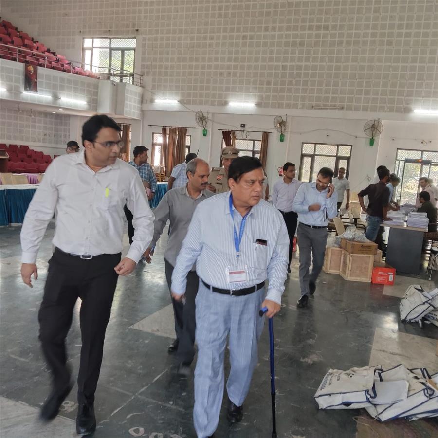 सामान्य ऑब्जर्वर ने चुनाव की तैयारी जचने के लिए किया काउंटिंग सेंटर व नाकों का निरीक्षण
