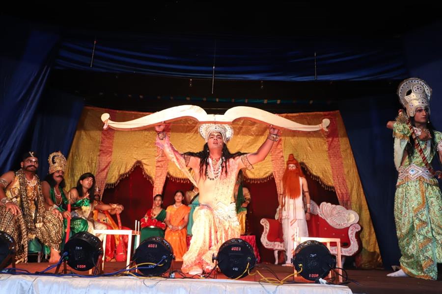उत्तराखंड राम लीला कमेटी ने सीता स्वयम्बर का मनमोहक दृश्य श्रद्धालुओं को दिखाया