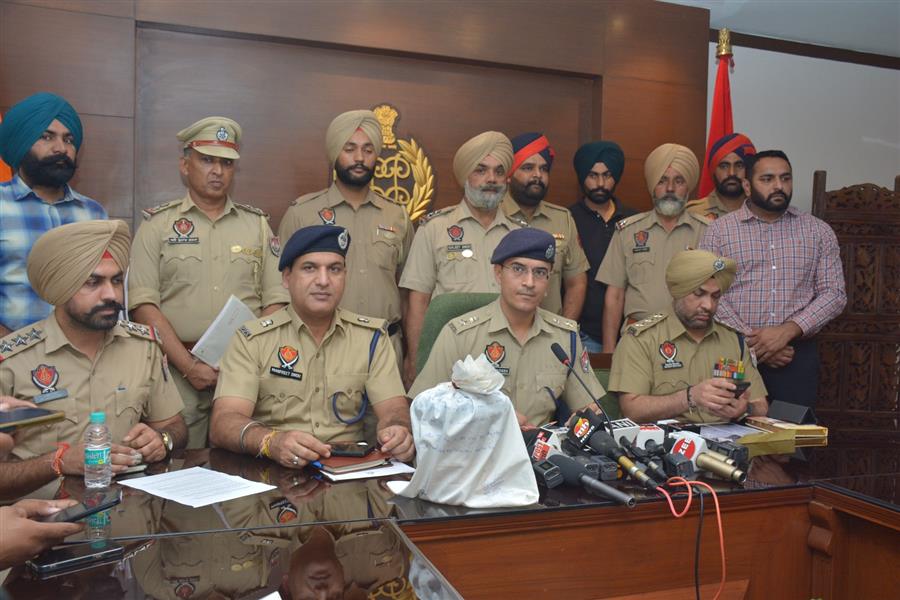 पंजाब पुलिस द्वारा नशों की तस्करी के लिए जैकटों का प्रयोग करने वाले अंतरराष्ट्रीय ड्रग सिंडिकेट का पर्दाफाश