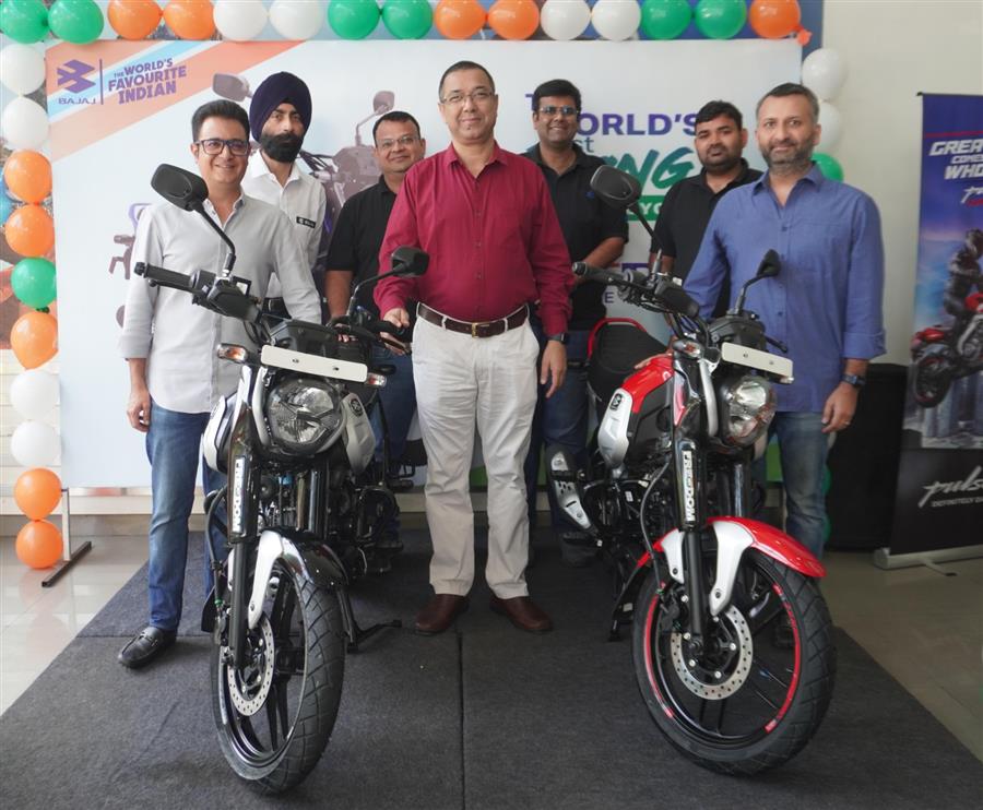 चंडीगढ़ में दुनिया की पहली सीएनजी मोटरसाइकिल फ्रीडम 125 लॉन्च, पर्यावरण विभाग के डायरेक्टर ने किया नई बाइक को लॉन्च 