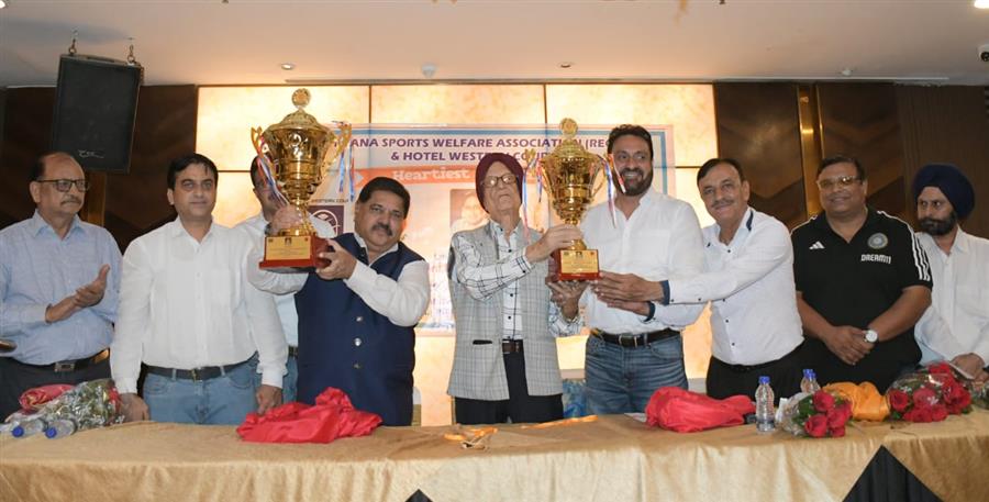 सुराधा रानी मेमोरियल अंडर -15 क्रिकेट टूर्नानेंट के द्वितीय संस्करण की ट्रॉफी का अनावरण