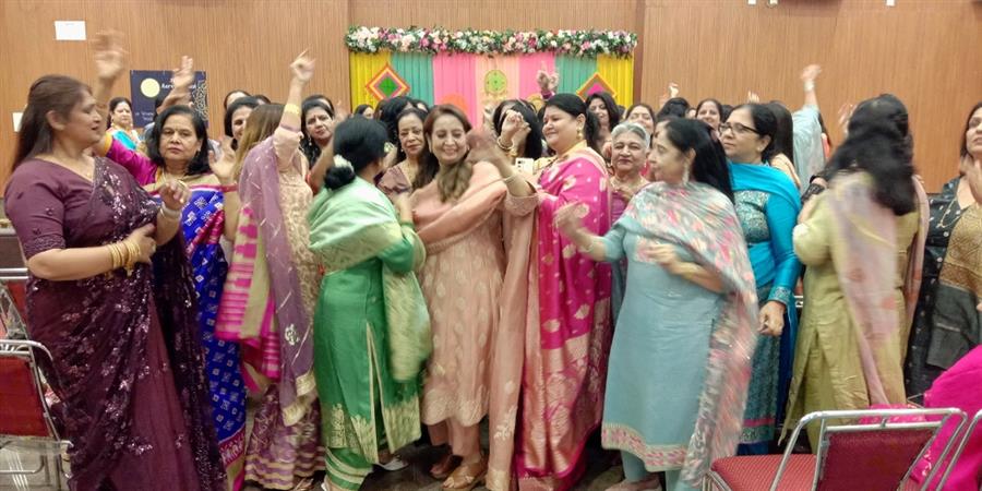 करवा चौथ सेलिब्रेशन में महिलाओं ने किया जमकर डांस