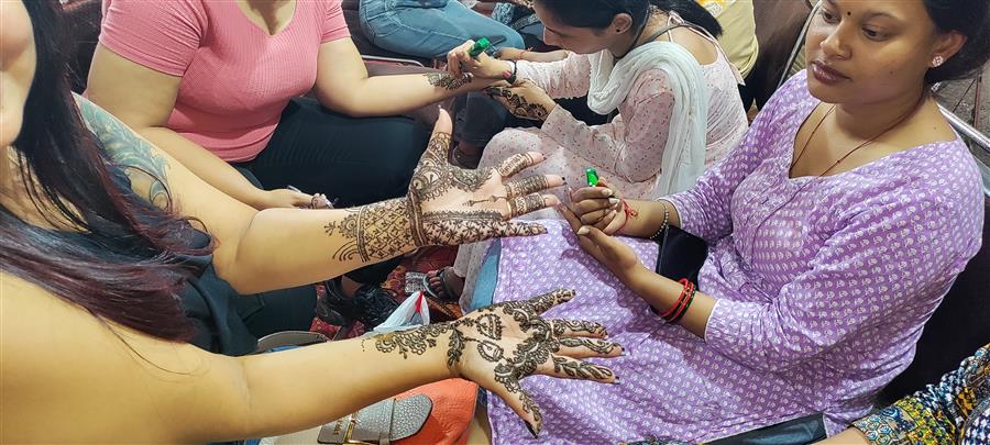 करवा चौथ पर महिलाओं को लगाई गई निशुल्क मेहंदी