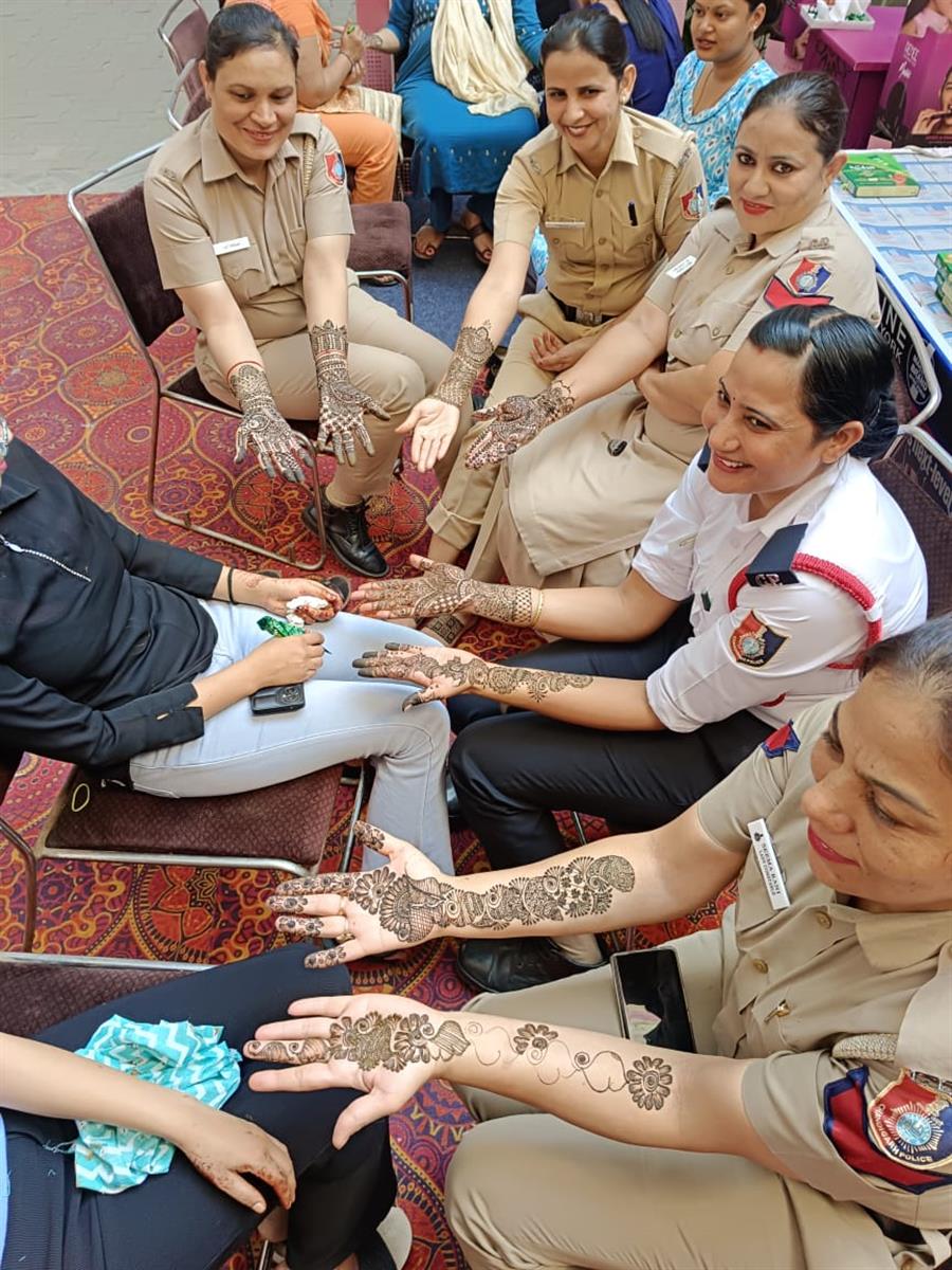 डयूटी और पत्नी धर्म निभाते हुए लेडी पुलिस कांस्टेबल ने भी हाथों में लगवाई मेहंदी