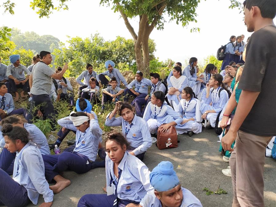 मोरनी की पहाडिय़ों में स्कूल बस पलटी, 15 बच्चे घायल