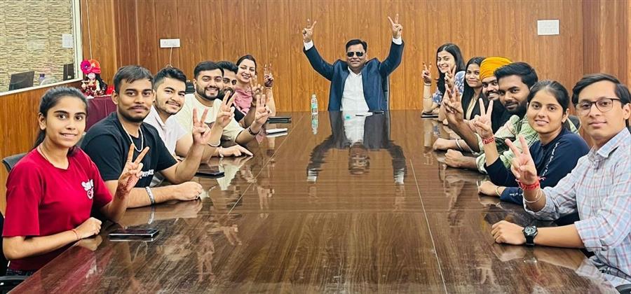 मिट्स ग्रुप ऑफ कंपनी ने इस दिवाली पर 15 कारों और एक महीने की सैलरी के बराबर बोनस की घोषणा की
