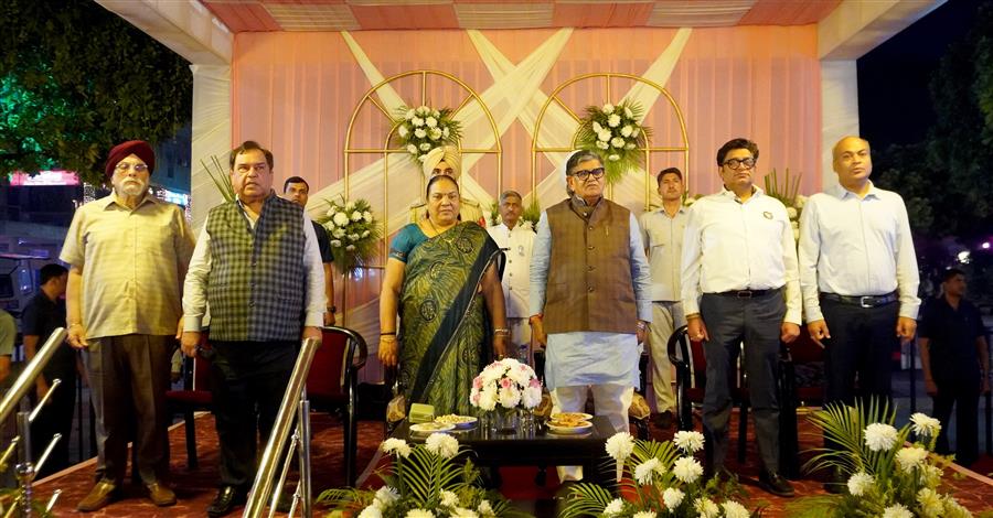 प्लाजा सेक्टर 17 के दिवाली मेले पर पहुंचे गवर्नर, कारोबारियों का बढ़ाया मनोबल