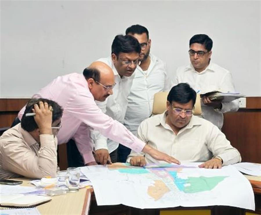 काम में कोताही न बरतें अधिकारी : विपुल गोयल