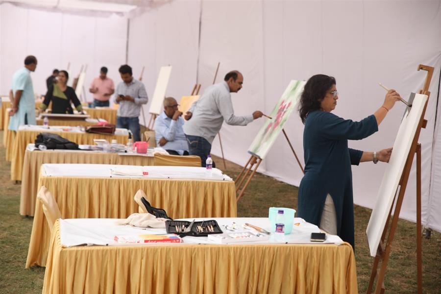 संस्कार भारती द्वारा की गई चित्रकला कार्यशाला में कलाकारों ने चित्रों में सजीव की भारतीय संस्कृति