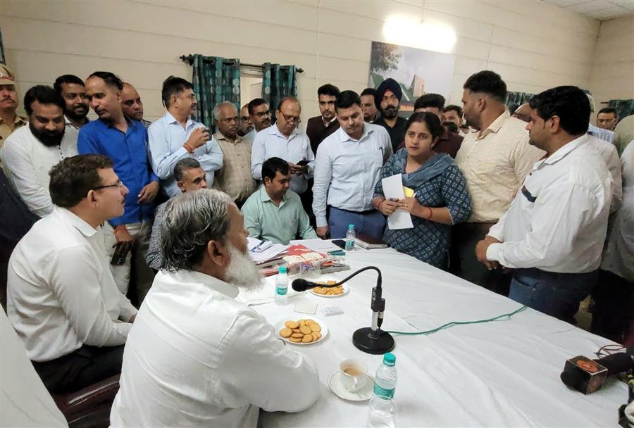 जनता कैंप में कैबिनेट मंत्री अनिल विज के कड़े तेवर, अधिकारियों को चेतावनी, बोले “देखेंगे, देख रहे हैं, कर रहे हैं ये शब्द अधिकारी अपनी भाषा से निकाल दें