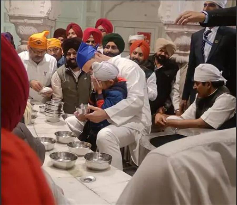 दरबार साहिब में नतमस्तक हुए राहुल गांधी, की जल सेवा