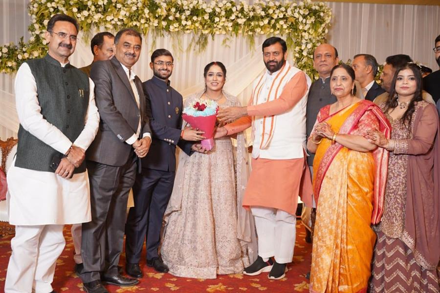 सीनियर पत्रकार चंद्रशेखर धरणी के पुत्र अक्षिल के विवाह समारोह में पहुचे नायब सैनी 
