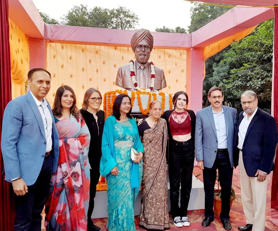 सीएसआईआर-सीरी में पद्मभूषण डॉ. अमरजीत सिंह की कांस्‍य प्रतिमा का अनावरण
