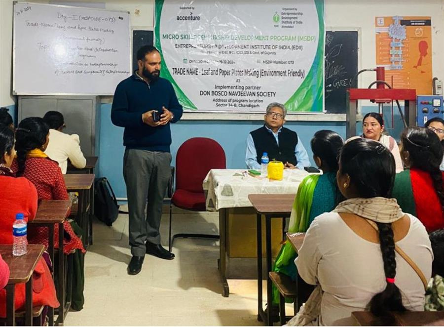 डॉन बोस्को में निर्धन महिलाओं के लिये पत्तों और कागज की प्लेटे बनाने का ट्रेनिंग प्रोग्राम आयोजित