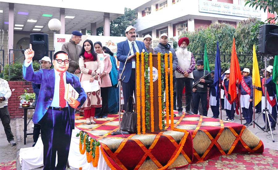 डॉ. राजीव वर्मा ने संविधान अपनाने के 75वें वर्ष का जश्न मनाने के लिए चंडीगढ़ में 'संविधान दिवस पदयात्रा' को झंडी दिखाकर रवाना किया