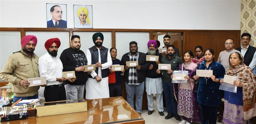 परिवहन मंत्री लालजीत सिंह भुल्लर ने 17 नव-नियुक्त कर्मचारियों को नियुक्ति पत्र सौंपे