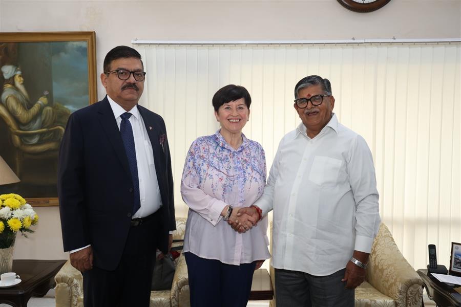 चेक गणराज्य के प्रतिनिधिमंडल द्वारा द्विपक्षीय संबंधों की मजबूती हेतु पंजाब के राज्यपाल और चंडीगढ़ के प्रशासक गुलाब चंद कटारिया से मुलाक़ात