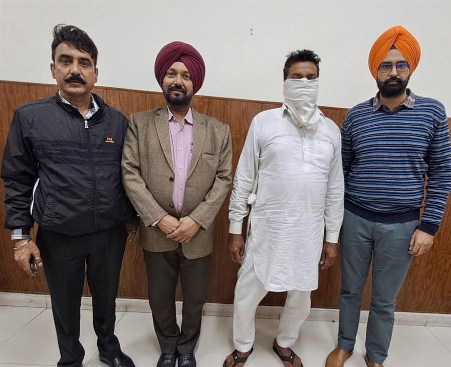 ए.एस.आई. के लिए ₹10,000 रिश्वत लेते हुए व्यक्ति को विजिलेंस ब्यूरो ने रंगे हाथों पकड़ा